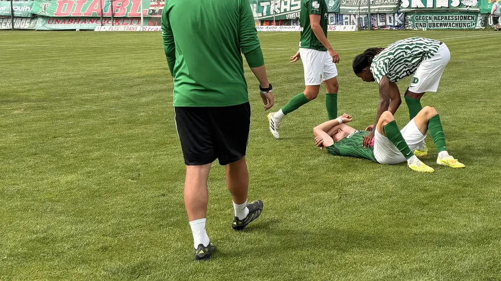 Rajik Lisinksi lag nach Abpfiff enttäuscht am Boden.