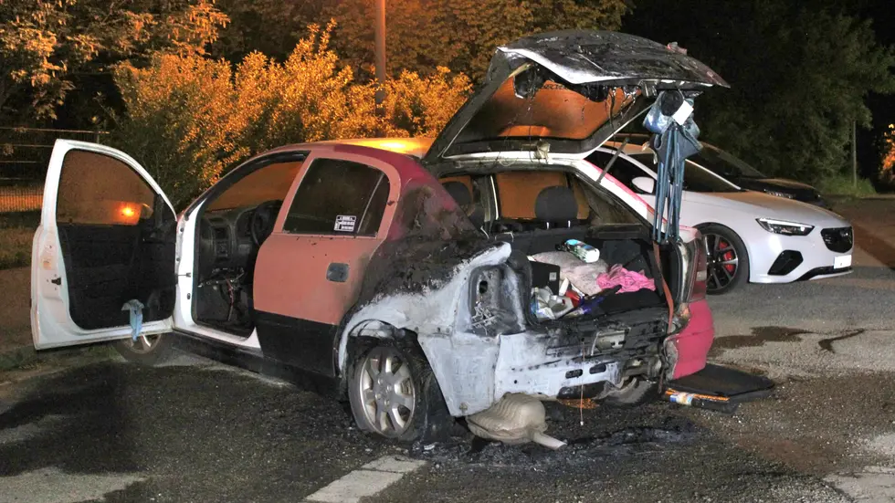 Der Opel Astra ist nach dem Brand schrottreif. Der Opel Astra ist nach dem Brand schrottreif.