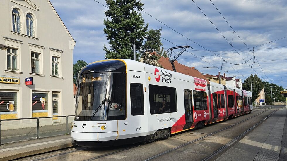 Volle Kraft voraus! SachsenEnergie wirbt künftig im rot-weißen Look auf der neuen Straßenbahn.