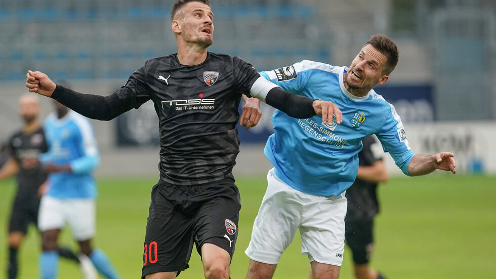 Zweikampf von CFC-Spieler Sandro Sirigu mit Ingolstadts Torschützen Stefan Kutschke 