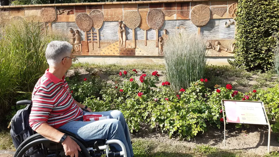Gehbehinderte Besucher im Ostdeutschen Rosengarten Forst können sich Rollstühle oder Rollatoren ausleihen Gehbehinderte Besucher im Ostdeutschen Rosengarten Forst können sich Rollstühle oder Rollatoren ausleihen