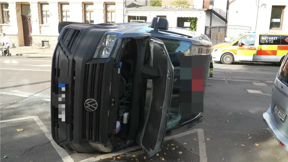 Der Transporter blieb sehr ungünstig mitten auf der Straße liegen. Der Transporter blieb sehr ungünstig mitten auf der Straße liegen.