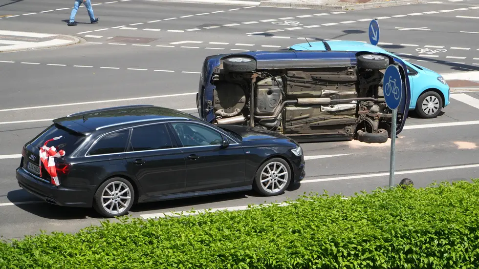 Der Wagen ist vor der Ampel auf die linke Seite gekippt.