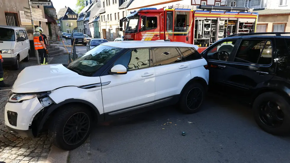 Der Range Rover prallte erst gegen die Hauswand und dann gegen einen Mercedes.