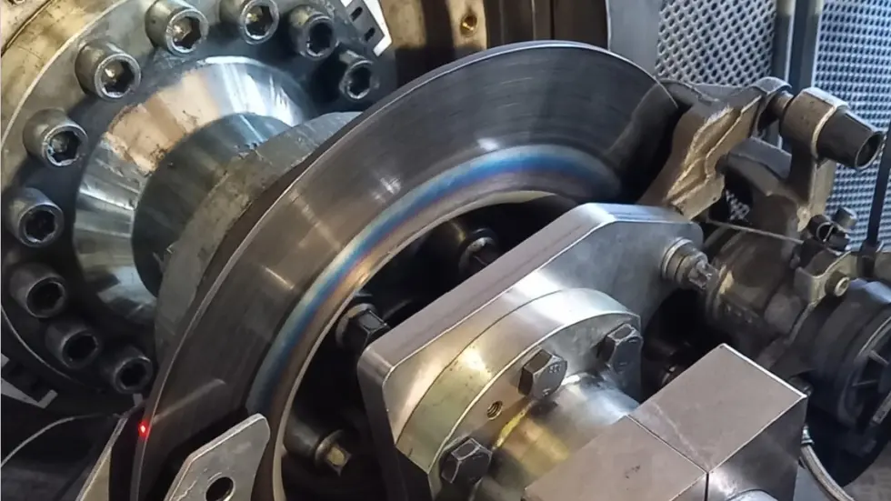 Bremsscheibe aus Edelstahl im Fading-Test: auch nach 15 Bremsungen keine nachlassende Verzögerung.