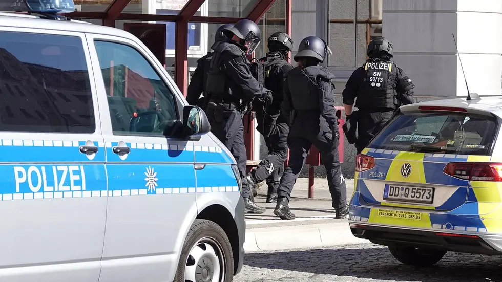 Die Polizei suchte den mutmaßlichen Messerstecher anschließend in seiner Wohnung, traf ihn dort aber nicht an