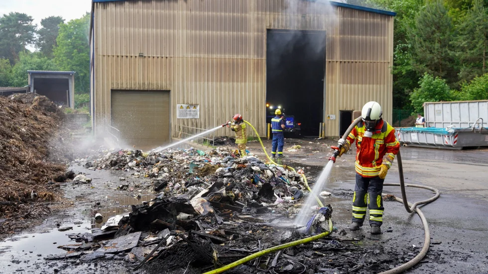 Brandbekämpfung in Entsorgungsbetrieb in Weißwasser Brandbekämpfung in Entsorgungsbetrieb in Weißwasser