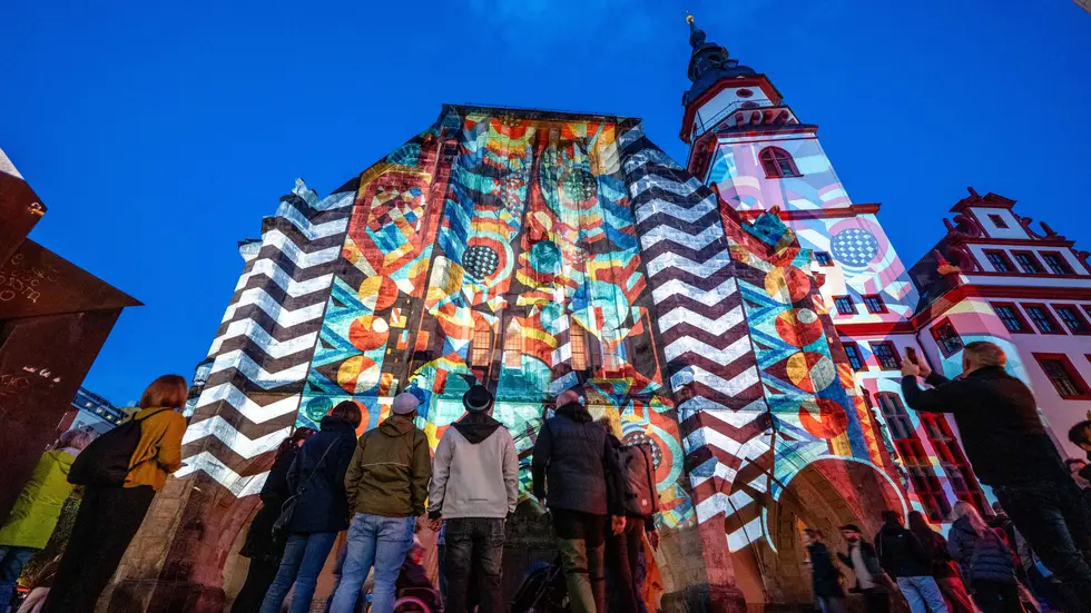 Light our Vision lockte rund 38.000 Menschen nach Chemnitz. Das ehemalige Hotel Kongeß und mehrere Gebäude in der Innenstadt wurden drei Tage lang zur Bühne für Lichtkunst.