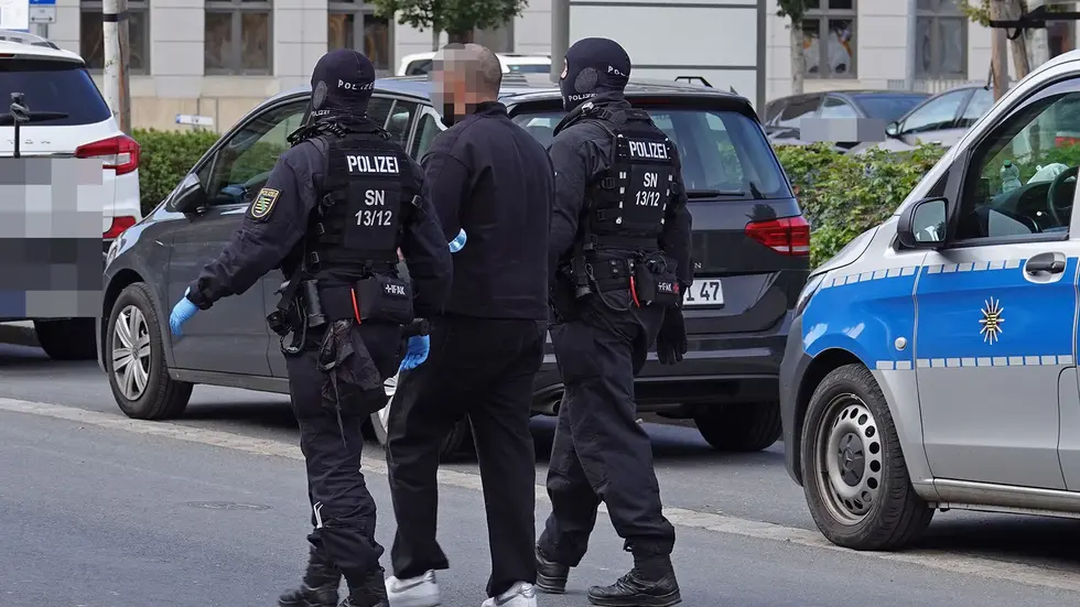 Wie unser Reporter berichtet, wurden mehrere Personen abgeführt Wie unser Reporter berichtet, wurden mehrere Personen abgeführt