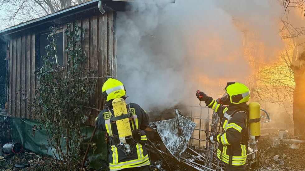 Unter schwerem Atemschutz wurde der Bauwagen abgelöscht.