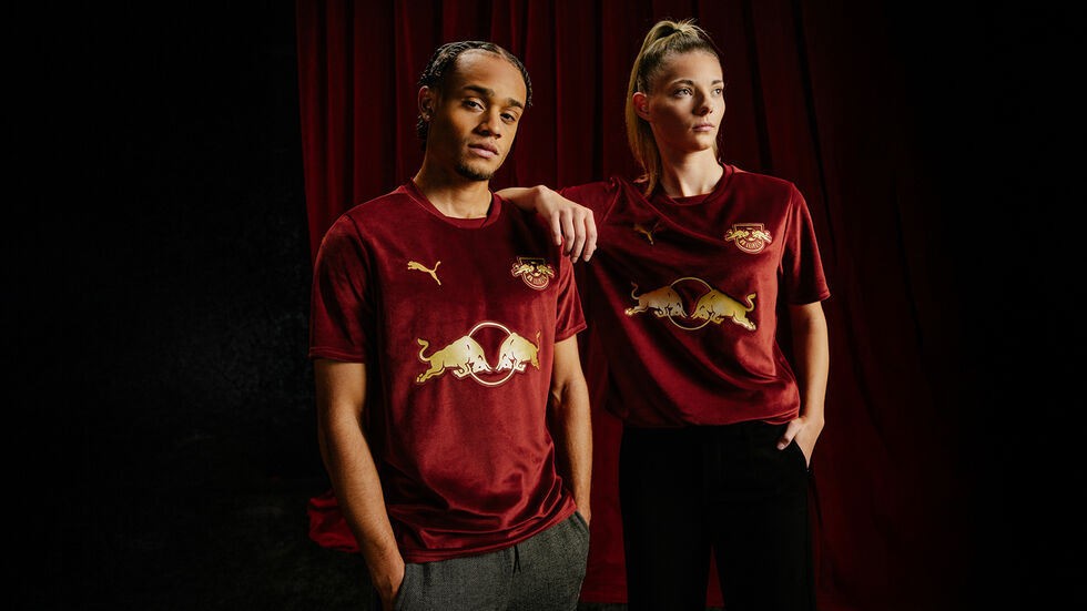 So sehen die Trikots aus. Zu kaufen gibt's die teuren Teile ab Samstag, insgesamt nur 2009 Stück. So sehen die Trikots aus. Zu kaufen gibt's die teuren Teile ab Samstag, insgesamt nur 2009 Stück.