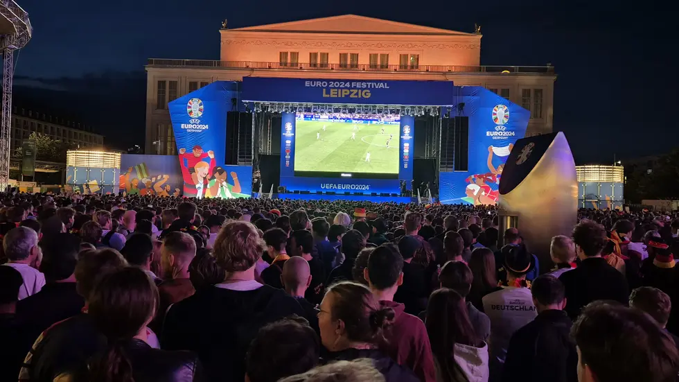 2024 strömten in vier Wochen mehr als 300.000 Besucher zum Public Viewing in die Fanzone auf dem Leipziger Augustplatz. 2024 strömten in vier Wochen mehr als 300.000 Besucher zum Public Viewing in die Fanzone auf dem Leipziger Augustplatz.