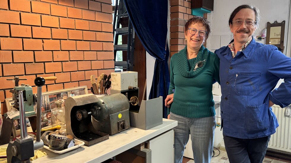 Christine Burkhardt und ihr Nachfolger Hagen Wirsing in der Werkstatt. Christine Burkhardt und ihr Nachfolger Hagen Wirsing in der Werkstatt.