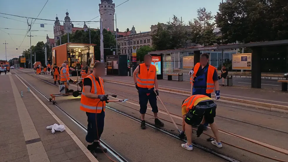 Am Sonntagabend schufteten LVB-Mitarbeiter zum Beispiel am Neuen Rathaus von 20 bis 23 Uhr.