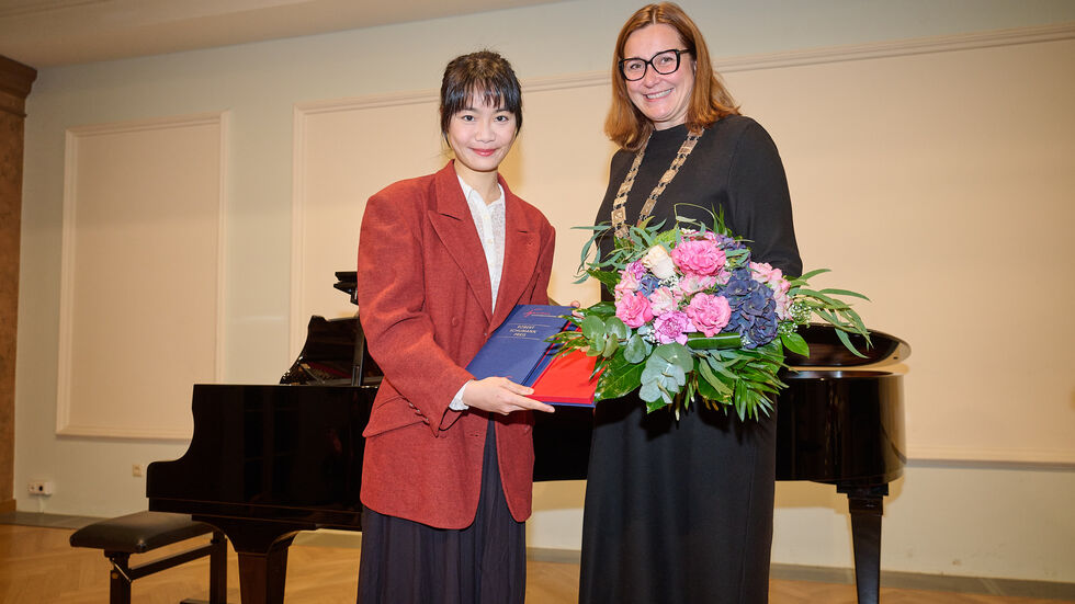 Tiffany Poon wurde 1996 in Hong Kong geboren. Am Montag übergab ihr Oberbürgermeisterin Constance Arndt den Robert-Schumann-Preis.