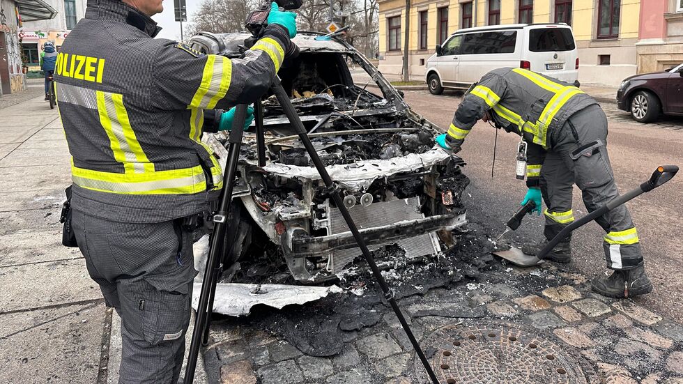 Der Land Rover brannte komplett aus, die Brandursache ist noch unbekannt.