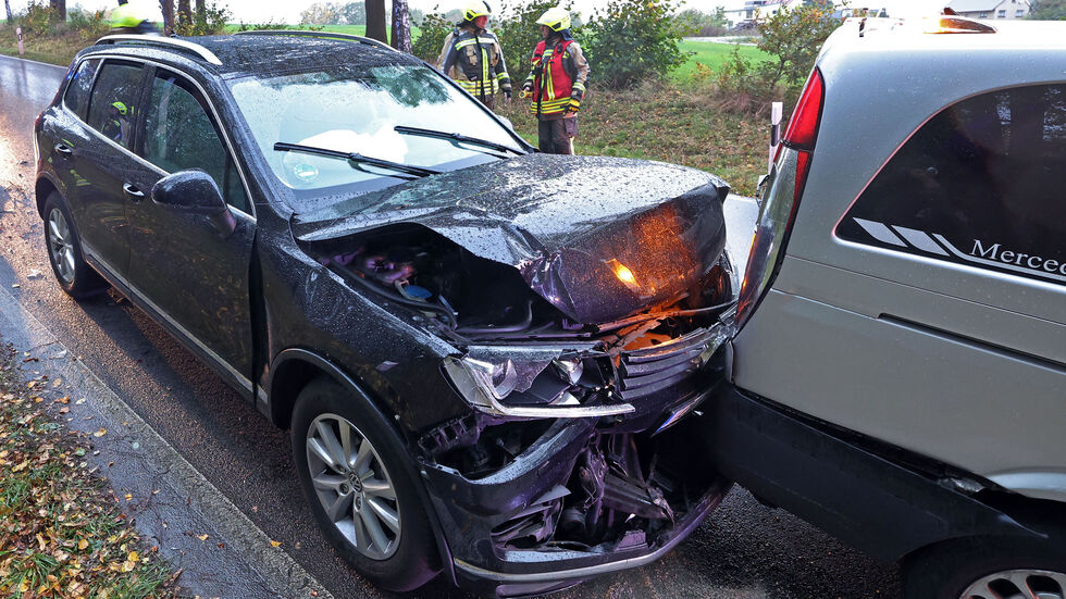Zwei Personen wurden bei dem Unfall am Montagmorgen verletzt.