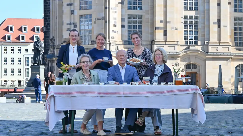 v.l.n.r. Anne-Kathrin Schladitz (GlobalFoundries Dresden), Prof.in Dr. Ursula M. Staudinger (TU Dresden), Dr. Eva Sturm u. Prof. Dr. Gerhard Ehninger (Cellex Stiftung), Maria Noth (Stiftung Frauenkirche Dresden), Ulrike Leßmann (tjg. theater junge generation) v.l.n.r. Anne-Kathrin Schladitz (GlobalFoundries Dresden), Prof.in Dr. Ursula M. Staudinger (TU Dresden), Dr. Eva Sturm u. Prof. Dr. Gerhard Ehninger (Cellex Stiftung), Maria Noth (Stiftung Frauenkirche Dresden), Ulrike Leßmann (tjg. theater junge generation)