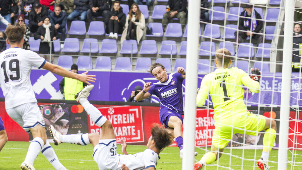 Aues Mirnes Pepic mit einer Torchance vor Bielefelds Kaito Mizuta  Aues Mirnes Pepic mit einer Torchance vor Bielefelds Kaito Mizuta