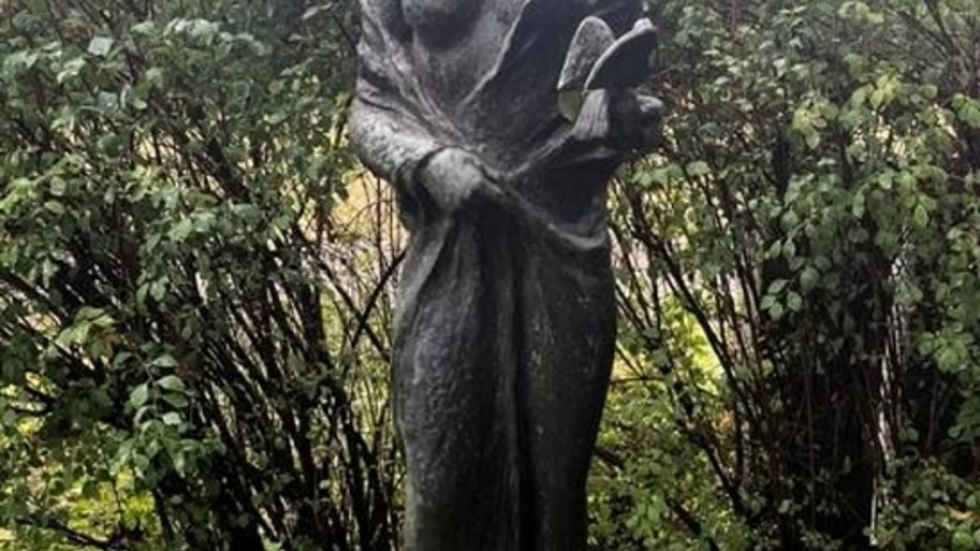 Diese wunderschöne Bronzestatue ist verschwunden. Diese wunderschöne Bronzestatue ist verschwunden.