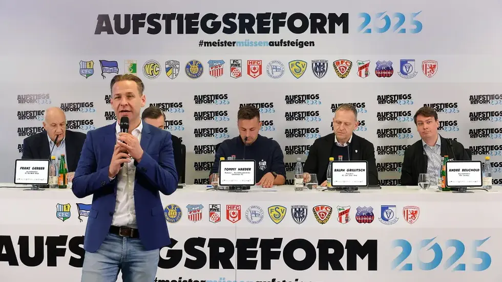 Henry Buschmann wird den Chemnitzer FC auf eigenen Wunsch zum 30. Juni verlassen. Als Leiter Medien & Kommunikation sowie Pressesprecher war er immer in vorderster Reihe. (Archiv)
Henry Buschmann wird den Chemnitzer FC auf eigenen Wunsch zum 30. Juni verlassen. Als Leiter Medien & Kommunikation sowie Pressesprecher war er immer in vorderster Reihe. (Archiv)
