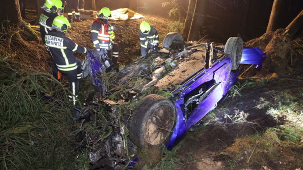 Der Fahrer konnte durch die Feuerwehr nur noch tot geborgen werden.