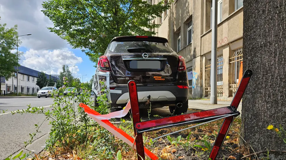 In Leutzsch wurde der geparkte Opel Mokka wurde bei dem Unfall erheblich beschädigt. Er wurde von einem VW erfasst und durch die Wucht des Aufpralls noch gegen einen dahinter stehenden Hyundai Tucson geschoben. In Leutzsch wurde der geparkte Opel Mokka wurde bei dem Unfall erheblich beschädigt. Er wurde von einem VW erfasst und durch die Wucht des Aufpralls noch gegen einen dahinter stehenden Hyundai Tucson geschoben.
