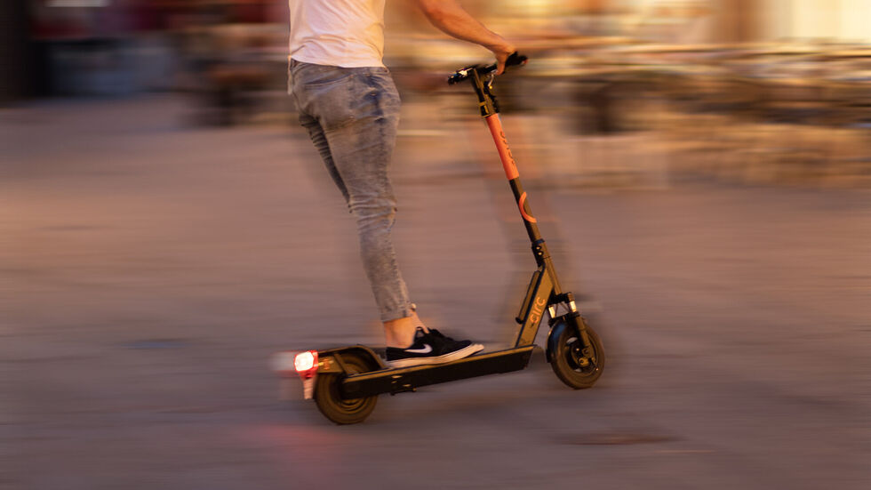 Schon wieder hat ein E-Scooterfahrer die Chemnitzer Polizei beschäftigt.