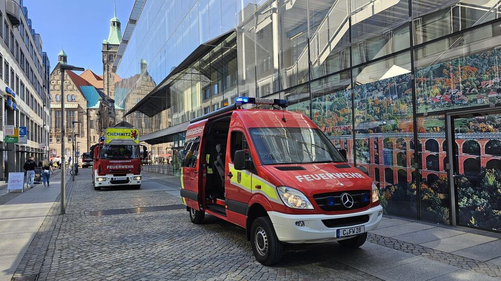 Fehlalarm in Chemnitz: Ein ausgelöster Brandmelder im ehemaligen Kaufhofgebäude legte den Verkehr an der Zentralhaltestelle für kurze Zeit lahm.