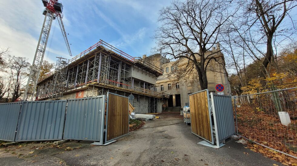 Der neue Anbau. Passt er zur Stadthalle? Die Meinungen gehen auseinander.