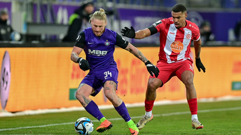 Aues Offensivspieler Marvin Stefaniak im Zweikampf mit Essens Eric Voufak Aues Offensivspieler Marvin Stefaniak im Zweikampf mit Essens Eric Voufak