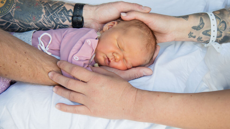 Die kleine heißt Amy und wog zur Geburt 4.100 Gramm und war 54 Zentimeter groß.