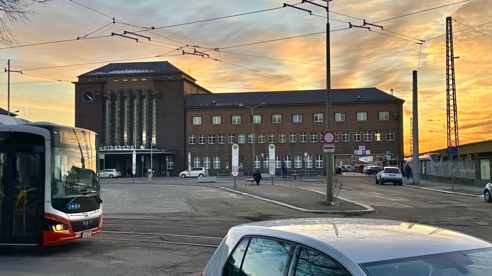 Der Hauptbahnhof in Zwickau - Bahnsteig 6 verläuft aus dieser Perspektive links des Gebäudes. Der Hauptbahnhof in Zwickau - Bahnsteig 6 verläuft aus dieser Perspektive links des Gebäudes.