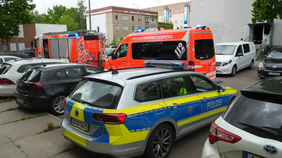 Polizei und Rettungskräfte am Einsatzort. Polizei und Rettungskräfte am Einsatzort.
