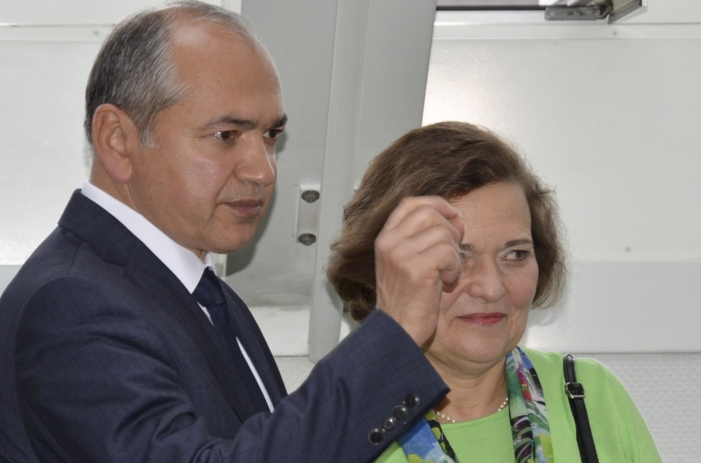 Bis kurz vor Auszählung der Briefwahlbezirke lag Sebastian Wippel (AfD) vorn. Octavian Ursu mit seiner Frau bei der Präsentation der Wahlergebnisse.